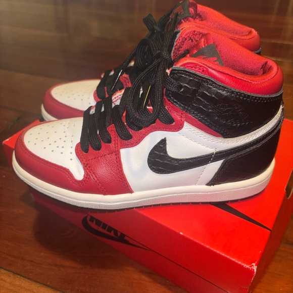 Boys Jordan High 1 OG - Picture 4 of 9